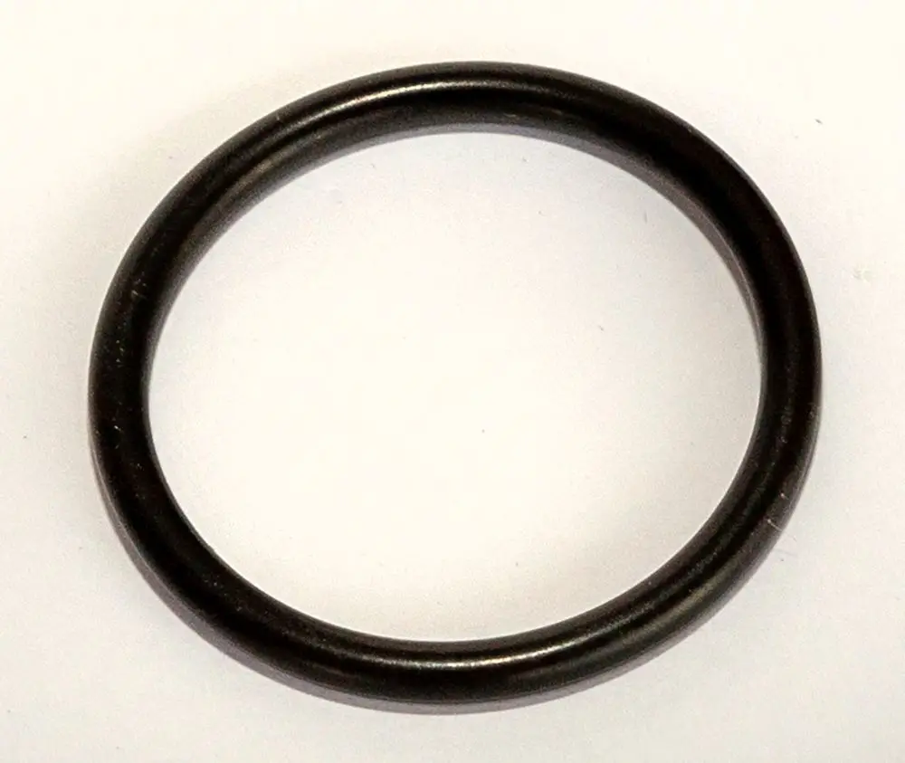 Schwarzer O-Ring auf weißem Hintergrund, hergestellt von Daikin, geeignet für Anwendungen, die den englischen Trinkwassernormen entsprechen.